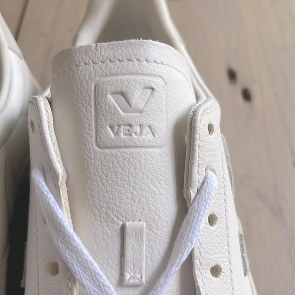 New. VEJA Women's Campo Sneaker
in Extra-White Natural Suede Size 7 - Picture 4 of 10
